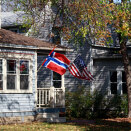 Hus og gater i Decorah var pyntet med norske og amerikanske flagg i anledning besøket (Foto: Lise Åserud / Scanpix)